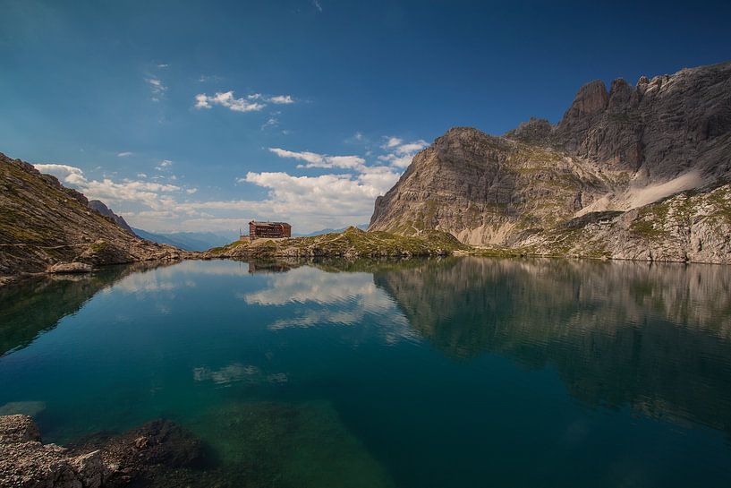 Dolomietenhut Oostenrijk in de zomer. van Erwin Stevens