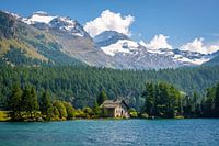 Stenen huis aan de oevers van het meer van Sils (Graubünden, Zwitserland)