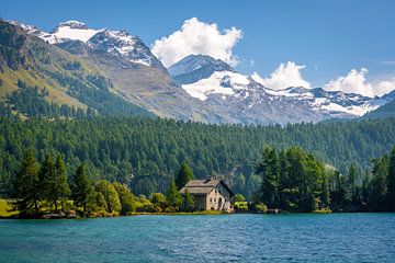 Stenen huis aan de oevers van het meer van Sils (Graubünden, Zwitserland) van Chris Rinckes