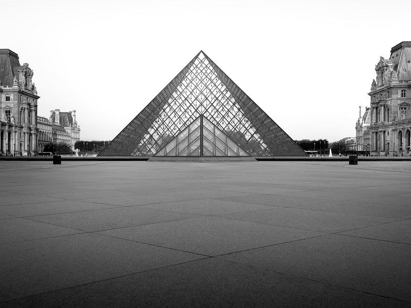 Louvre Pyramid - Black &amp; White von Fernando Salgado