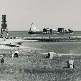 Kugelbake et porte-conteneurs à Cuxhaven - noir et blanc sur Werner Dieterich