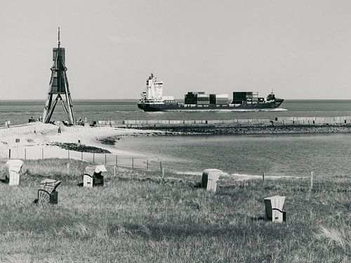 Kugelbake und Containerschiff in Cuxhaven - Schwarzweiss von Werner Dieterich