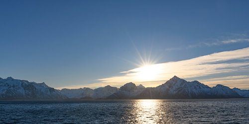 Panorama-uitzicht op Fiskebøl op het eiland Austvagoy tijdens de winter in