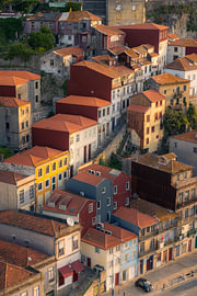 Porto – Escada dos Guindais in Farbe von Bob Slagter