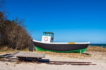 Fischerboot an der Ostseeküste bei Zingst auf dem Fischland-Dar von Rico Ködder