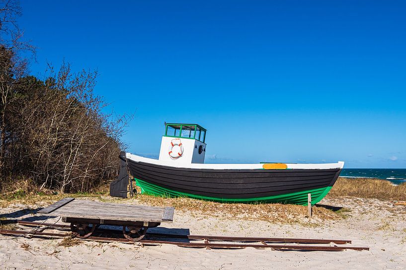 Fischerboot an der Ostseeküste bei Zingst auf dem Fischland-Dar von Rico Ködder