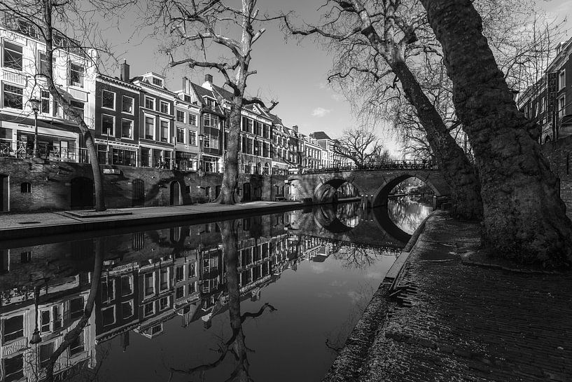 Weesbrug over de Oudegracht op een zonnige winterdag in zwart-wit van André Blom Fotografie Utrecht