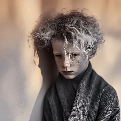 A quiet gaze with freckles and a shadow