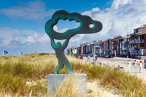 Wolken en wind langs de strandboulevard van Katwijk aan Zee