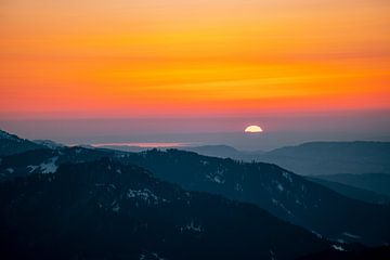 Sonnenuntergang über dem Bodensee vom Allgäu aus von Leo Schindzielorz