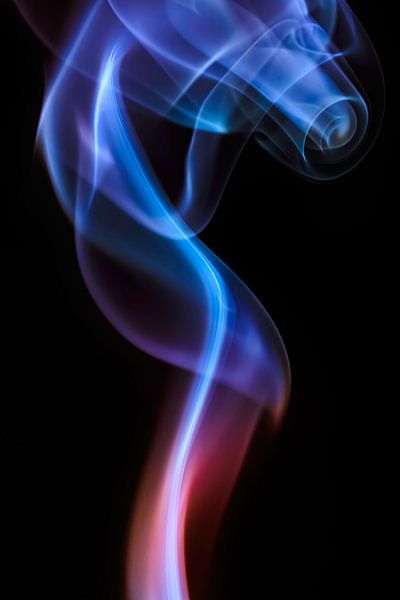 Beautiful Smoke on a black backdrop. van Robert Wiggers