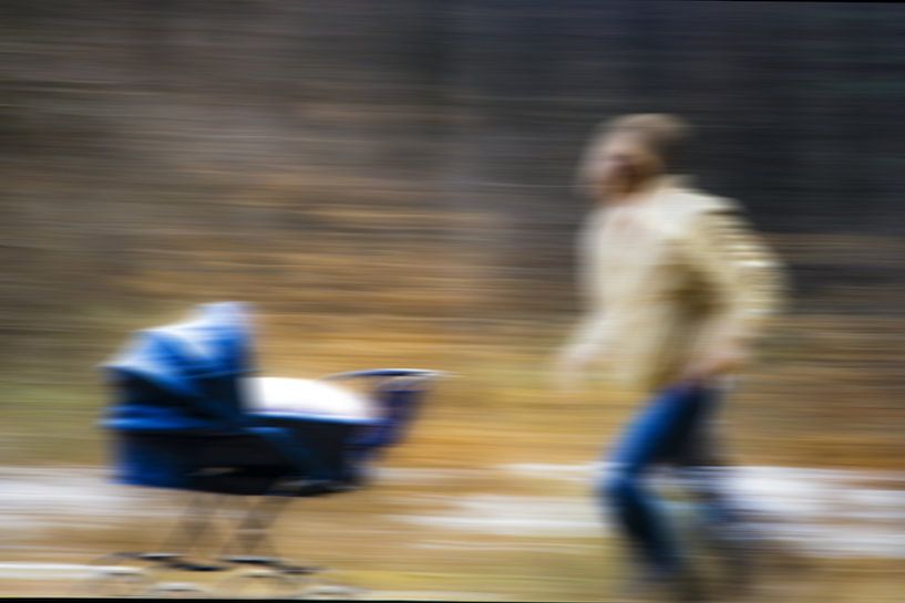 Mann mit Kinderwagen von Dieter Walther