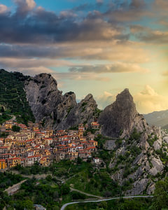 Das Dorf Castelmezzano, das sich an den Felsen der lukanischen Dolomiten schmiegt