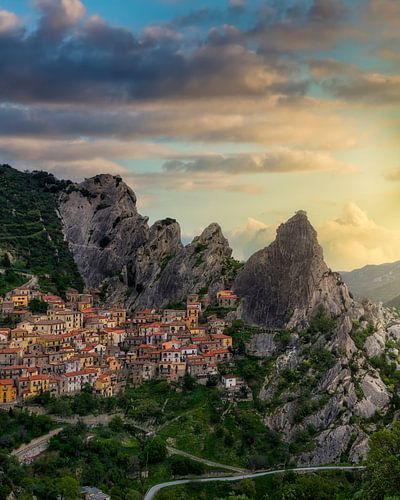 Het dorp Castelmezzano, gelegen op de rotswand van de Lucaanse Dolomieten