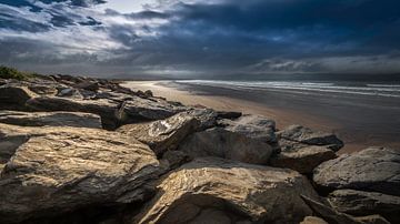 Felsen am irischen Strand unter drohenden Wolken von Michel Seelen