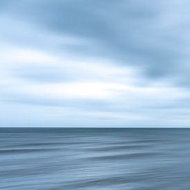 Long exposure donkere wolken aan de kust van Wales - UK - Abstract natuur en reisfotografie van Christa Stroo fotografie