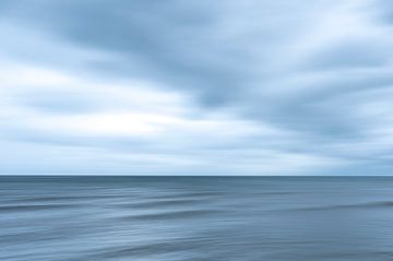 Long exposure donkere wolken aan de kust van Wales - UK - Abstract natuur en reisfotografie