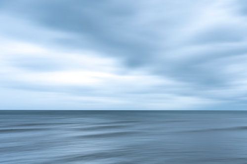 Longue exposition de nuages sombres sur la côte galloise - UK - Photographie abstraite de nature et de voyage sur Christa Stroo photography