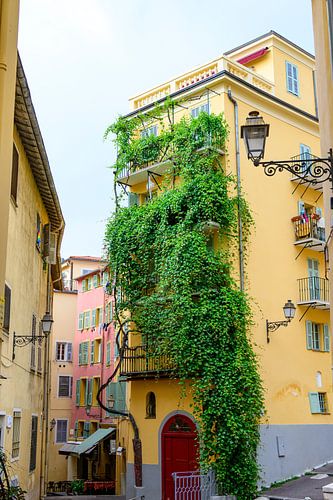 Straatbeeld in Nice, Frankrijk tijdens een zomerse dag.