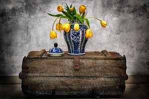 Delfter Blau Vase mit gelben Tulpen auf Vintage Truhe II
