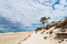 Der Weststrand mit Wellen und Wolken auf dem Fischland-Darß von Rico Ködder
