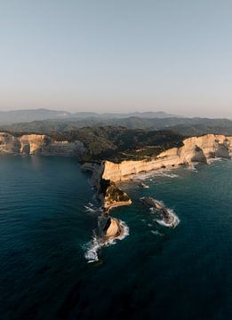 Zonsondergang boven Kaap Drastis – dramatische kustlijn van Corfu van Ashwien Jurawan