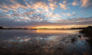 Sonnenuntergang mit Wolken über dem Wasser