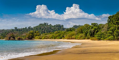 Paradiesstrand mit Sonne, Meer und Sonne.