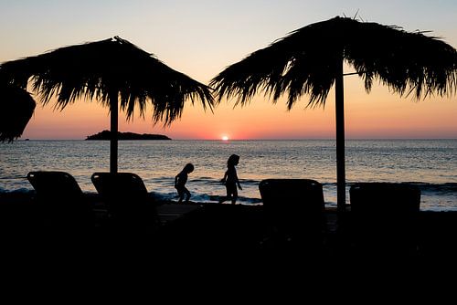 Zonsondergang met spelende kinderen op Lesbos