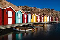 Bunte Häuser und Boote in Schweden