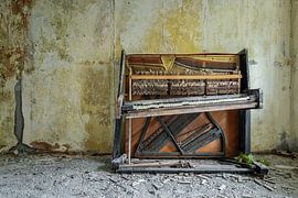 Lost Place - verlassenes Klavier in einer russischen Kaserne von Gentleman of Decay