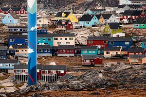 Schoorsteen van energiecentrale in Ilulissat, Groenland van Martijn Smeets