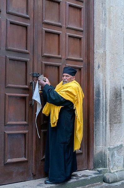 Ethiopië: Priester (Addis Ababa) by Maarten Verhees