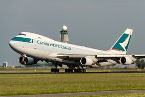 Eine Boeing 747-400 von Cathay Pacific Cargo verlässt die Polderbaan ohne Fracht.