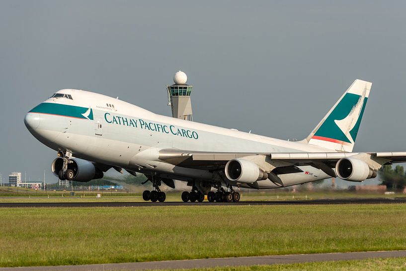 Eine Boeing 747-400 von Cathay Pacific Cargo verlässt die Polderbaan ohne Fracht. von Jaap van den Berg