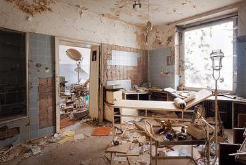 Pratique du docteur abandonné. sur Roman Robroek - Photos de bâtiments abandonnés