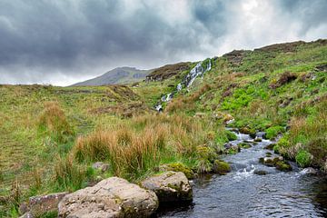Schotland - Kleine rivier door het Schotse landschap van Rick Massar