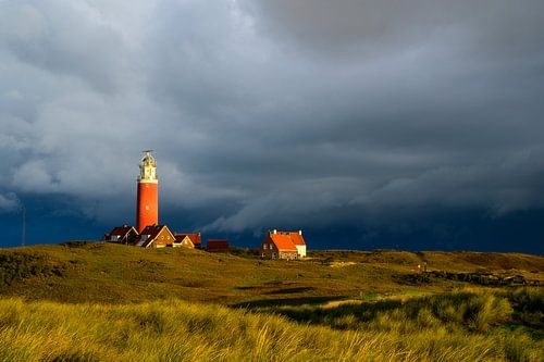 Vuurtoren van Texel in de duinen tijdens een stormachtige herfstochtend