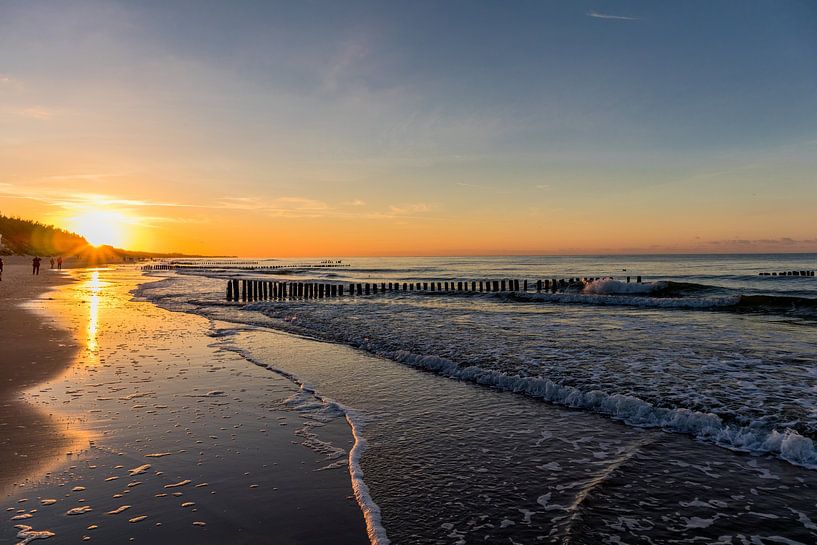 Avondwandeling langs de strandboulevard in Mielno van Oliver Hlavaty