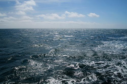 een blauwe  volle zee met wolken