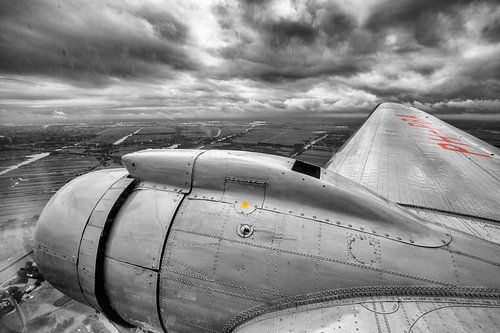 Klassisches DC-3-Flugzeug über Nordholland