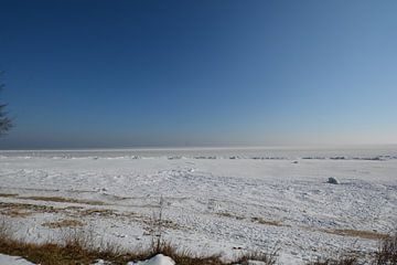 Ijsschotsen op het zuidelijk strand in Göhren, bevroren Oostzee, Rügen van GH Foto & Artdesign