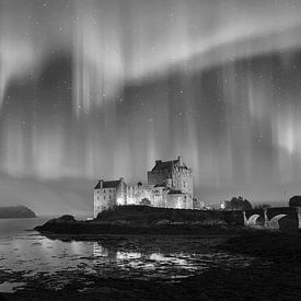 Eilean Donan Castle in Dornie Scotland, artistic dreamscape. sur Peter Bolman