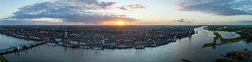 Kampen Panorama Sonnenuntergang über dem Fluss IJssel im Winter von Sjoerd van der Wal Fotografie