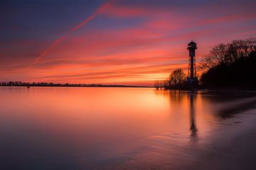 Leuchtturm an der Elbe im Abendrot von Voss Fine Art Fotografie