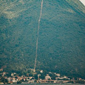 Der Berg Sasso del Ferro thront über Brenna von Joep van de Zandt