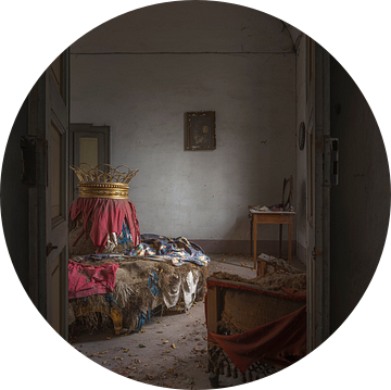 Doorkijkje vanuit de gang naar een kamer van een verlaten Villa