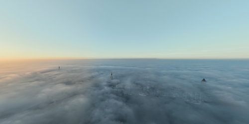 Het stadsfront van Kampen in de mist van Evert Jan Kip