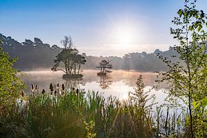 Sonnenaufgang im Diakonischen Moor und auf den schönen kleinen Inseln. von Els Oomis