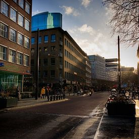 La rue commerçante De Meent de Rotterdam au coucher du soleil sur Erik Groen